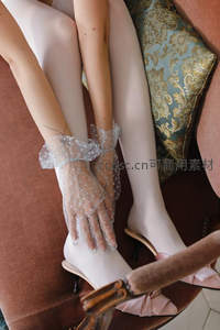 透明波点手套轻抚玉足，复古沙发尽显优雅