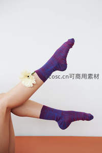 彩色袜子搭配雏菊，俏皮又文艺