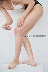 运动后舒展双腿，展现柔韧与力量