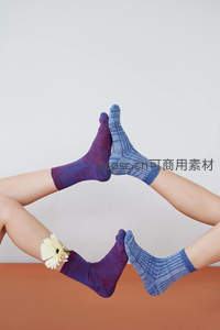 双人脚丫碰触，传递亲密与欢乐