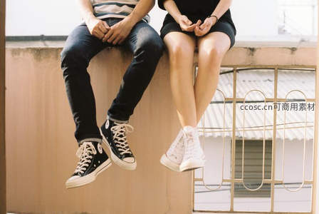 情侣并肩坐阳台，休闲时光享惬意