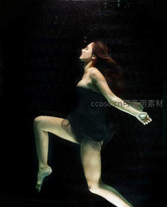 深海中的优雅舞者姿态