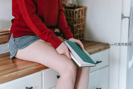 厨房台面上的阅读时光