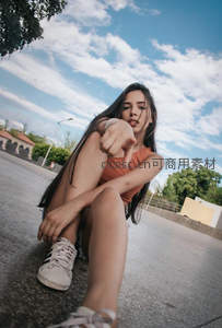 街头少女穿运动鞋比大拇指的俏皮姿势