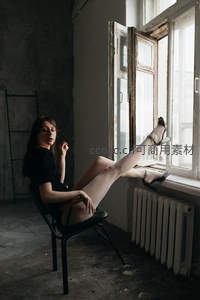 窗边沉思的女子，光影与姿态的优雅