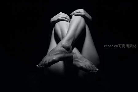 黑白光影中交叠的双腿，极简主义之美