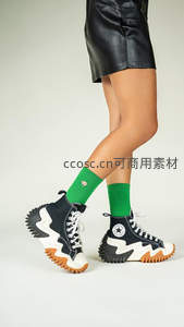 潮酷厚底帆布鞋配绿色袜子