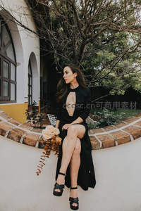 黑裙女子庭院静坐花影相伴