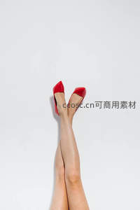 白色背景下的红色高跟美腿