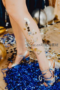 派对闪光贴纸装饰的节日美腿