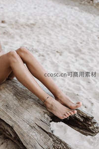 沙滩木桩上的赤足度假风情