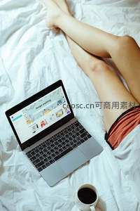 床上笔记本电脑与咖啡的悠闲时光