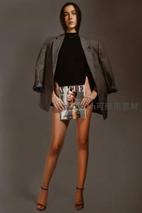 时尚模特手持Vogue杂志展示潮流