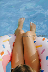 泳池漂浮的惬意时光