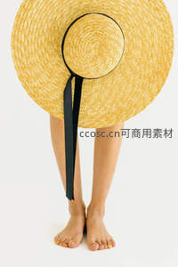 草帽下的优雅足尖