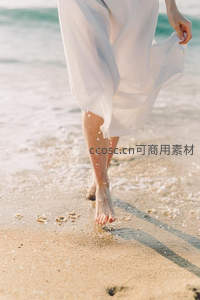 沙滩漫步，白裙轻拂水痕与细沙