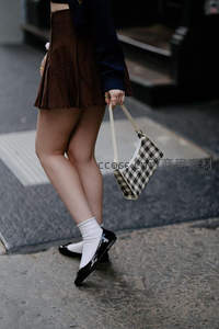 街拍女孩手提格纹包穿百褶裙出街