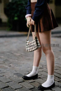 格纹小包搭配百褶裙的街头时尚