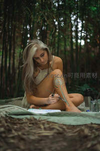 竹林深处少女专注绘制腿部彩绘