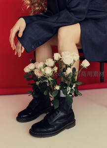 黑色马丁靴里绽放的柔美玫瑰花束