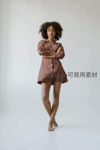 自信女子双臂交叉直视镜头