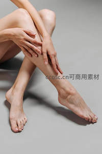 双手轻抚腿部展现柔嫩肌肤质感