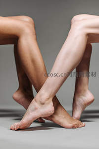 双人交叉美腿构图展现和谐线条