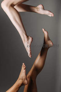 空中舞动的双腿展现力量与柔美