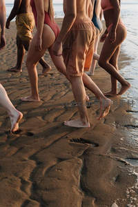 沙滩上赤足行走的人群留下足迹