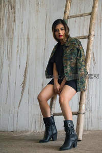 迷彩外套时尚写真少女