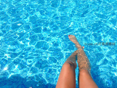 泳池边的清凉美腿特写