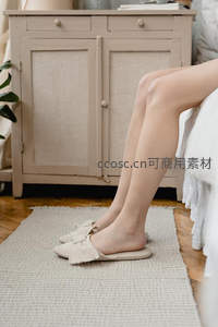 卧室地毯上的温柔时刻，裸足穿着蝴蝶结拖鞋