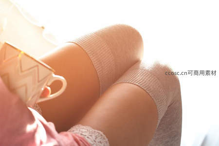 晨光中捧杯的温柔瞬间