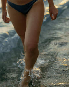 海边漫步，浪花轻吻脚踝的惬意瞬间