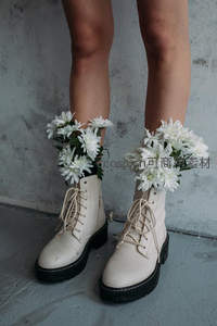 白色军靴里插满雏菊，刚柔并济的时尚创意