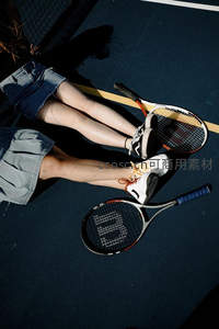 网球场边的休憩时光