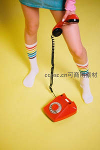 复古电话与彩虹袜，撞色时尚瞬间