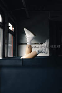 车厢内白鞋翘腿，光影交错显随性