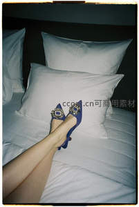 蓝钻高跟卧床榻，慵懒奢华享静谧