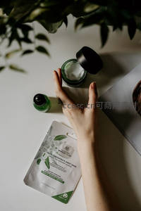 手取绿色面霜配植物面膜产品展示