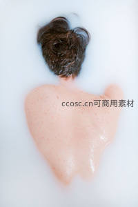 牛奶浴中的放松时刻