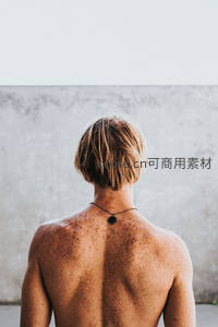 阳光下的雀斑背影