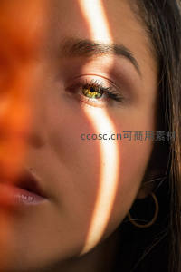 光影交错下的迷人眼眸特写