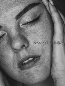 黑白光影中闭目沉思的雀斑脸