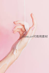 粉色背景下流淌的乳液手部特写