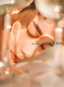 光影交错下的闭目美人，朦胧梦幻氛围