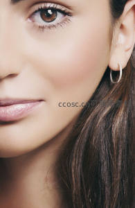 精致眼妆特写，柔光下展现细腻肌肤质感