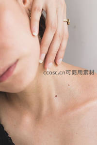 手抚颈肩，优雅金戒点缀柔美瞬间