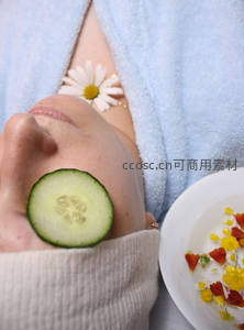 黄瓜片敷面，雏菊相伴享受SPA时光