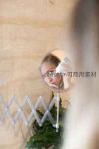 镜中护肤：涂抹面霜的专注时刻